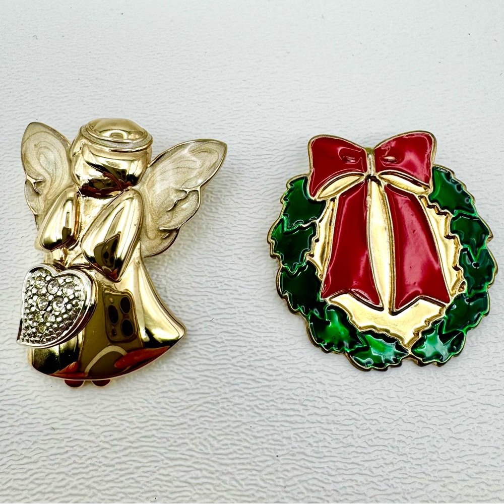 🟢5/$20 Set of 2 Gold Angel Holiday Wreath Brooch Christmas Pin Crystal Heart VTG